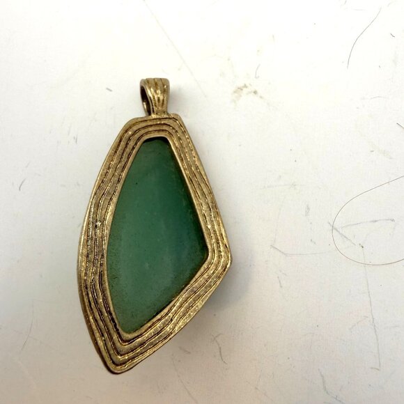 Green Stone Shield Shape Pendant Gold Tone Bezel Set Fashion Jewelry - Picture 5 of 5